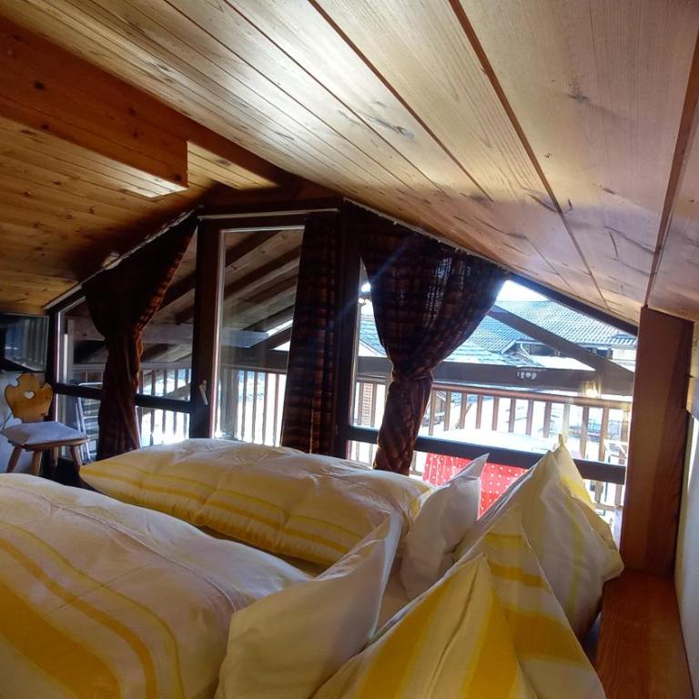 Garni Meinrad - Zimmer mit Queensize-Bett und Balkon - 2