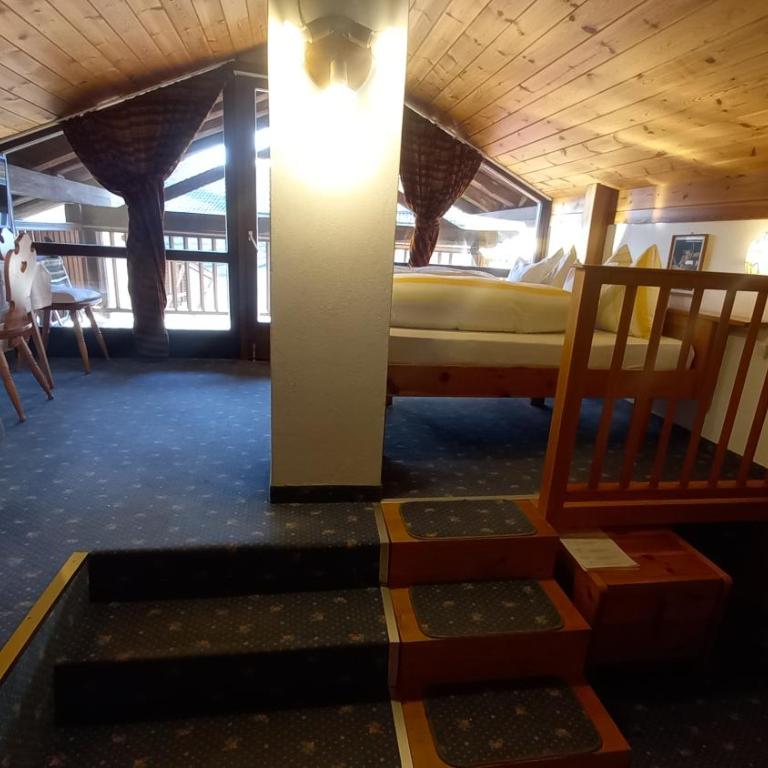 Garni Meinrad - Zimmer mit Queensize-Bett und Balkon - 3