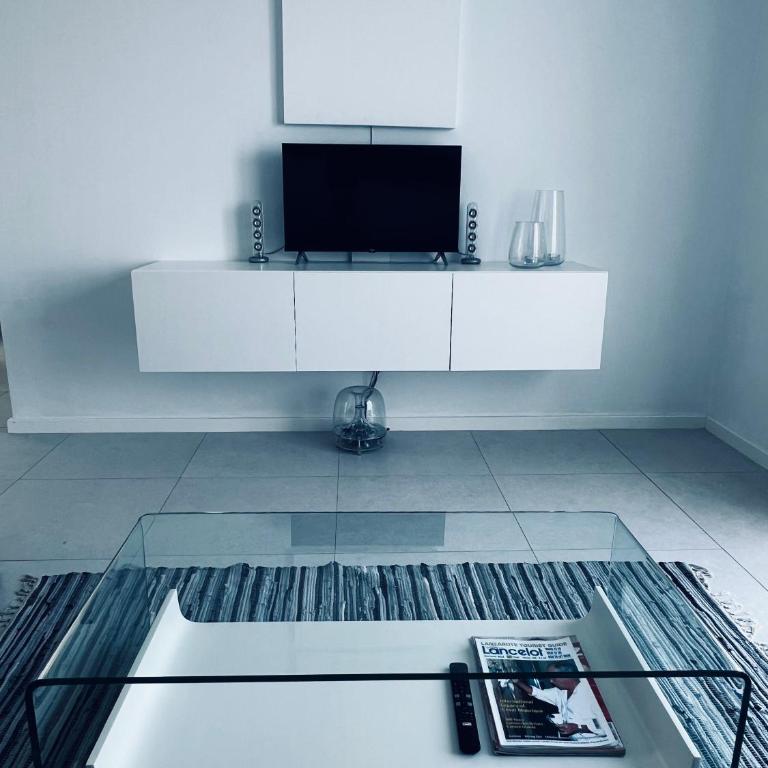 Trendy Casa Linea - Two-Bedroom House - 76