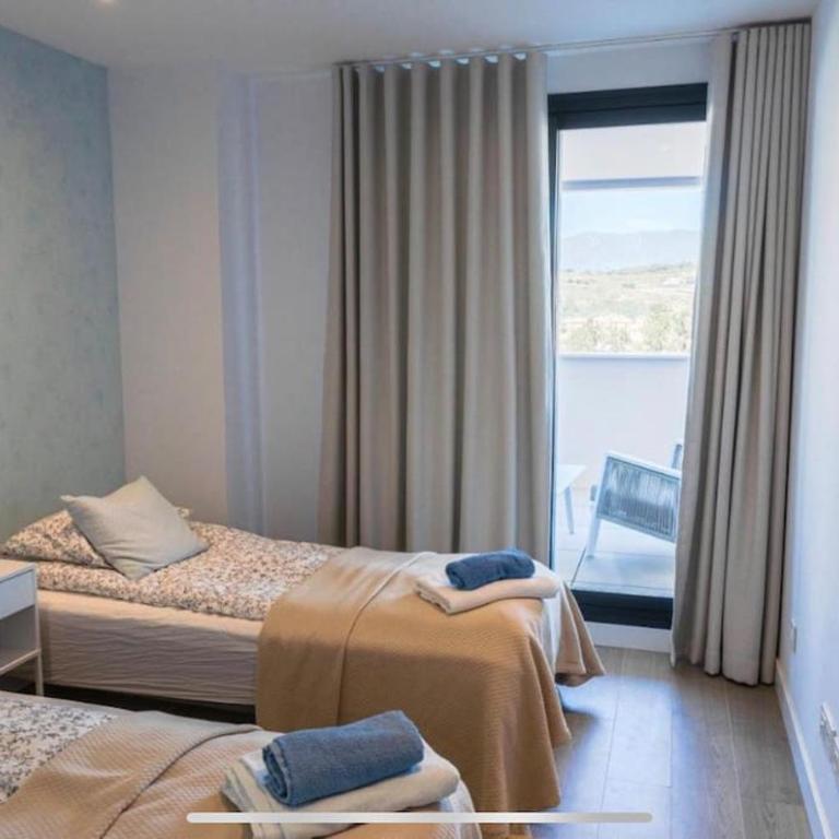Spacious 3 Bedroom with 2 Terraces, pool, and walking distance to the beach - Apartamento de 3 dormitorios - 13