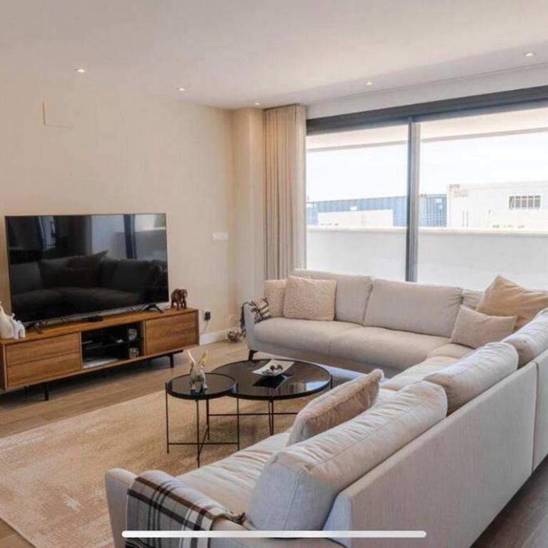 Spacious 3 Bedroom with 2 Terraces, pool, and walking distance to the beach - Apartamento de 3 dormitorios - 6