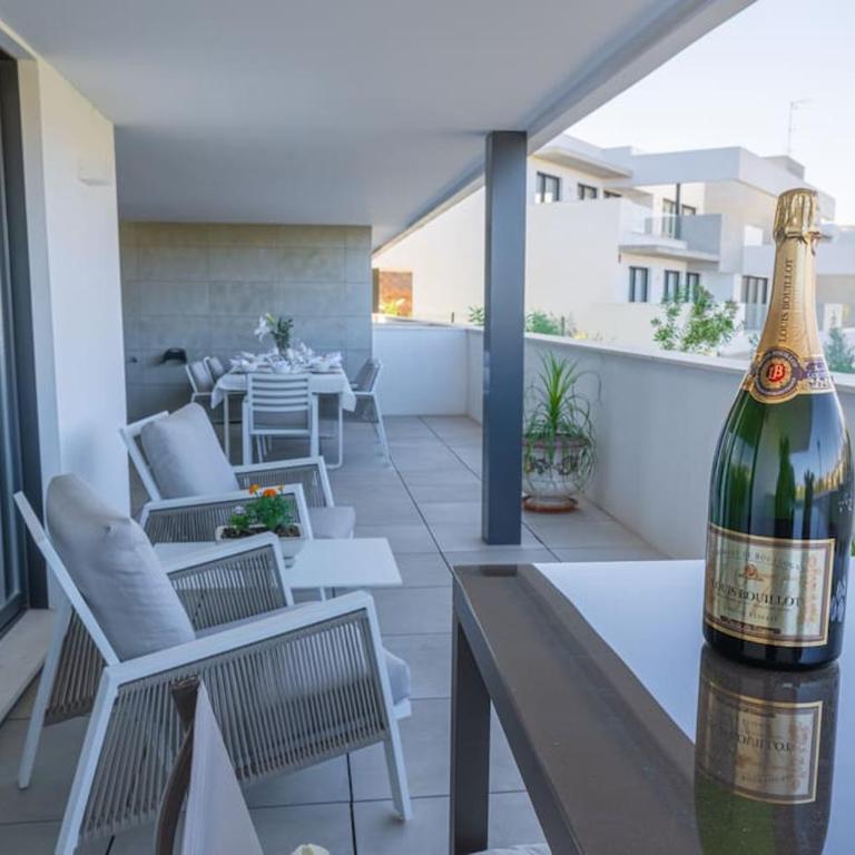 Spacious 3 Bedroom with 2 Terraces, pool, and walking distance to the beach - Apartamento de 3 dormitorios - 23