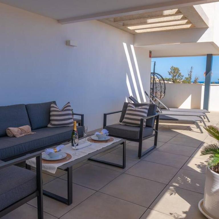 Spacious 3 Bedroom with 2 Terraces, pool, and walking distance to the beach - Apartamento de 3 dormitorios - 27