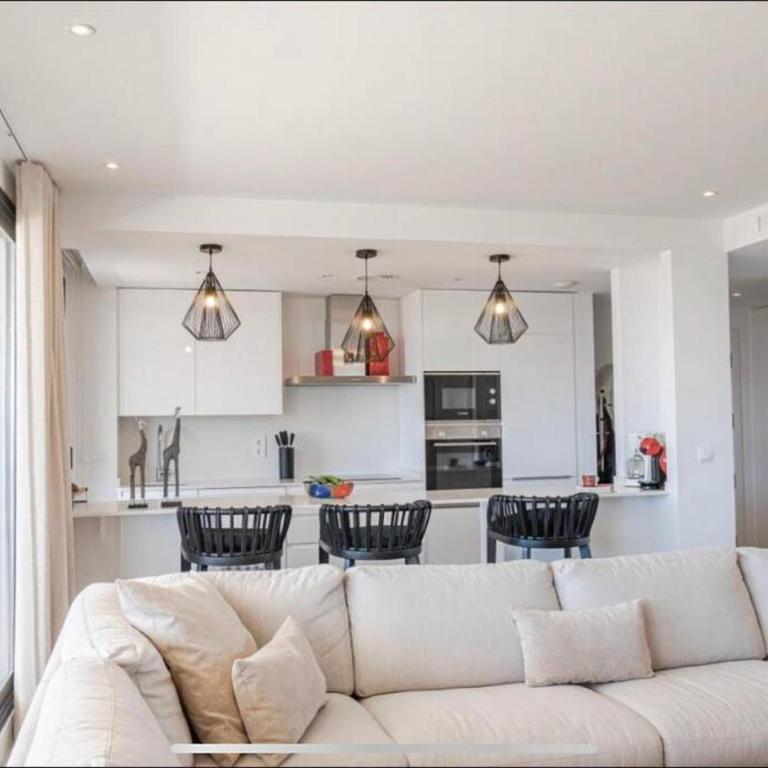 Spacious 3 Bedroom with 2 Terraces, pool, and walking distance to the beach - Apartamento de 3 dormitorios - 9