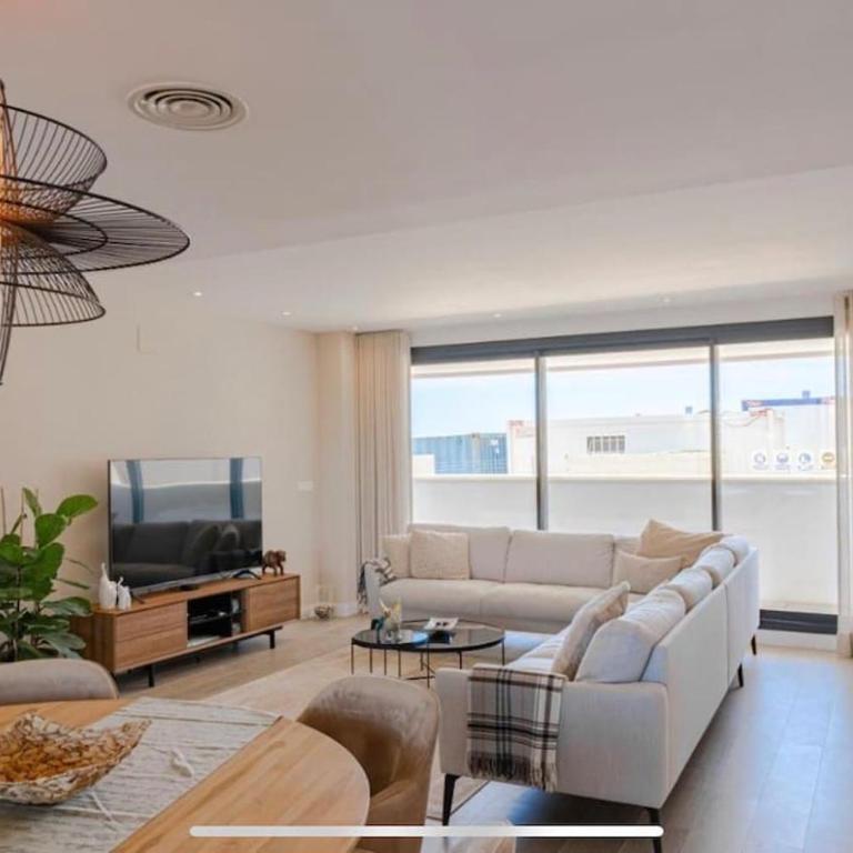 Spacious 3 Bedroom with 2 Terraces, pool, and walking distance to the beach - Apartamento de 3 dormitorios - 8
