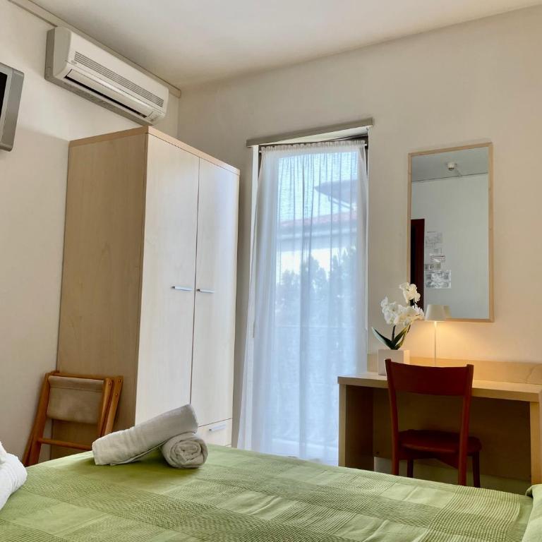 Pensione Ornella - Camera Matrimoniale Small con Letto alla Francese - 2