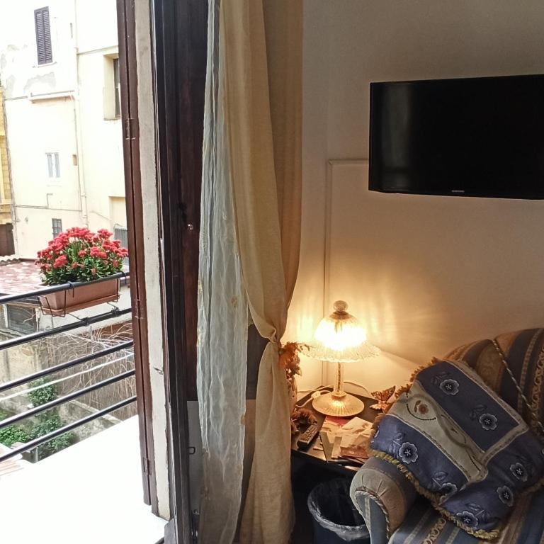 B&B Le 4 Stagioni - Camera Matrimoniale con Bagno in Comune e Balcone - 6