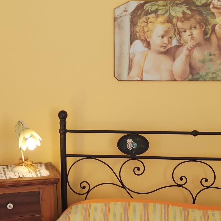 B&B Le 4 Stagioni - Camera Matrimoniale con Bagno in Comune e Balcone - 7