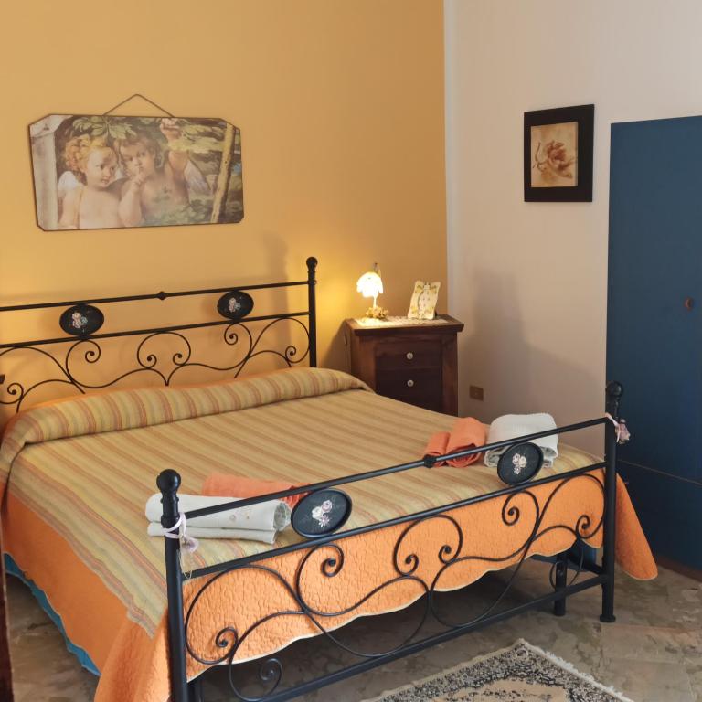 B&B Le 4 Stagioni - Camera Matrimoniale con Bagno in Comune e Balcone - 10