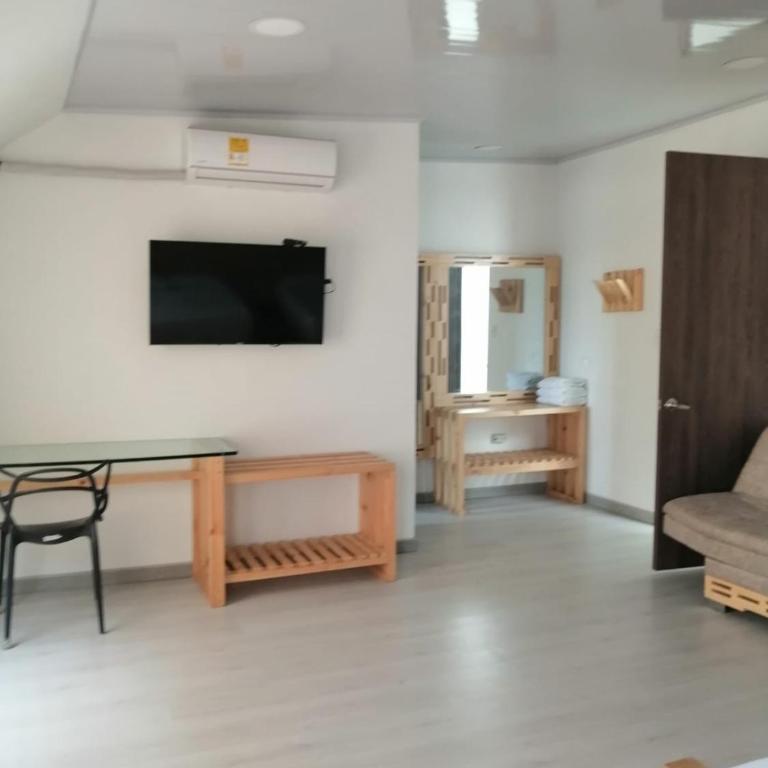 Hotel 42 Avenida - Habitación Doble Deluxe (2 adultos + 1 niño) - 1