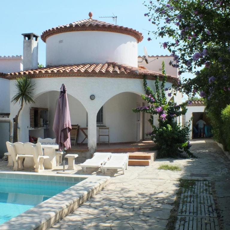 Villa con piscina privada y jardín cerrado en Castelló d'Empúries, ideal para 6-8 personas - ES-204-1 - Villa - 2