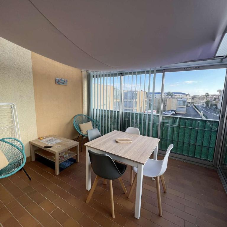 T2 Climatisé, Loggia Ensoleillée, Parking Privé, à 550m de la Plage - Valras-Plage - FR-1-701-54 - Appartement - 1