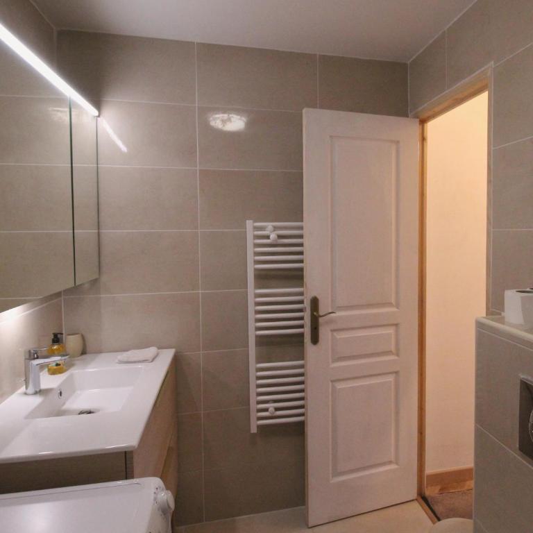 Super Flat, Garden. Bnbrickeys - Two-Bedroom Apartment - 28
