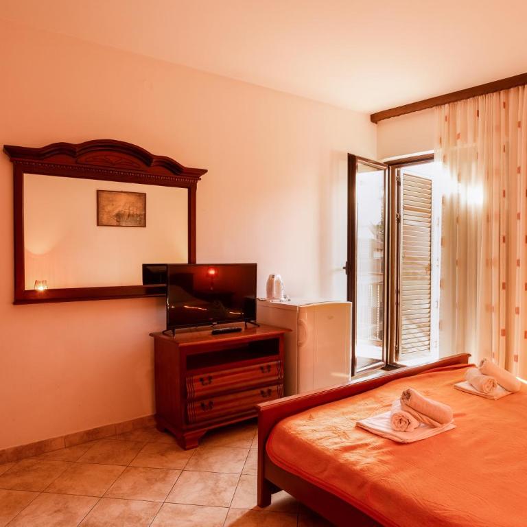Apartments and rooms Marija - Double Room with Balcony - 7