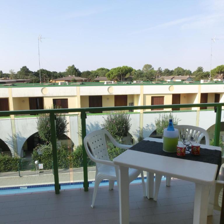 Family-friendly poolside tranquility - Apartment - 6