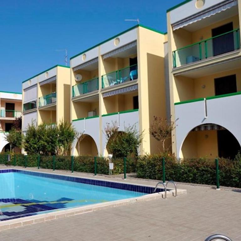 Family-friendly poolside tranquility - Apartment - 11