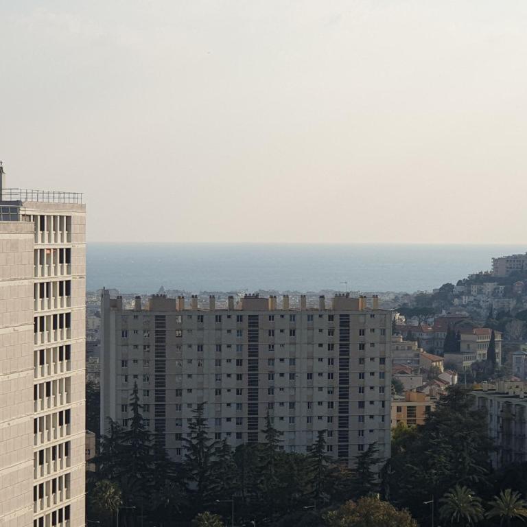 NEW CHEAP PRIVATE ROOM, KITCHEN , OVERWIEUW sea,TRAM on spot, 12 minutes from nice train station with tram , beach in 17 min tram , CHAMBRE PRIVÉE pas cher, cuisine équipée , tram sur place, APERÇU mer, 12 min de la gare de Nice avec le tram, 17 min plage - Habitación Doble con vistas laterales al mar - 1 o 2 camas - 5