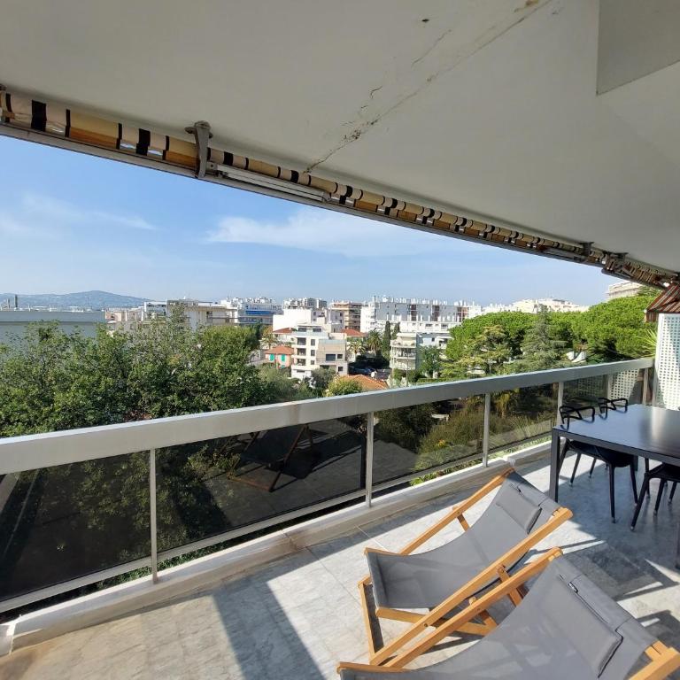 Superbe appartement climatisé proche plages, grande terrasse et parking privé - Two-Bedroom Apartment - 8