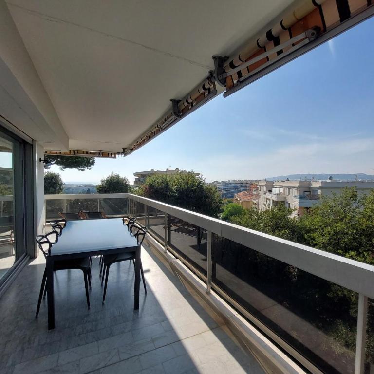 Superbe appartement climatisé proche plages, grande terrasse et parking privé - Two-Bedroom Apartment - 11