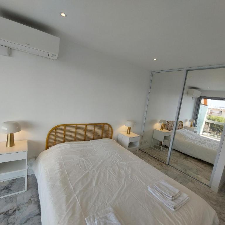 Superbe appartement climatisé proche plages, grande terrasse et parking privé - Two-Bedroom Apartment - 10