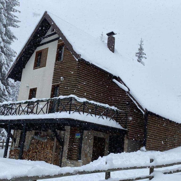 Mountain House 1984 - Three-Bedroom House - 1