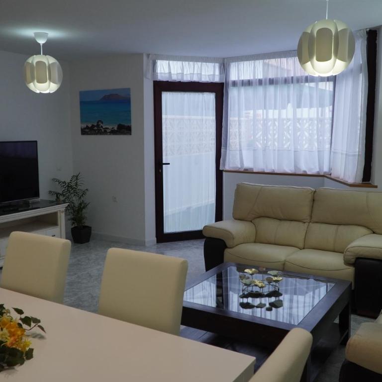ROSET - Three-Bedroom House - 1