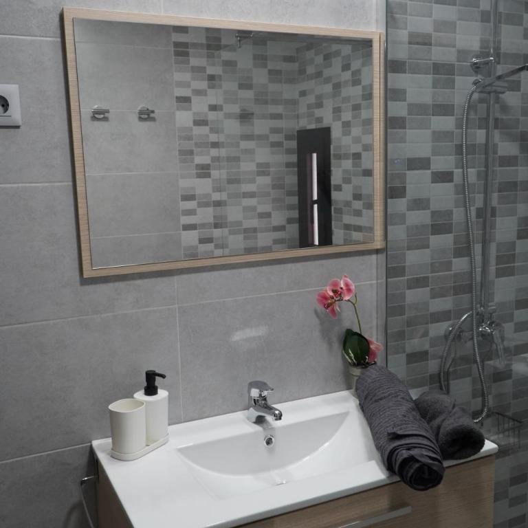ROSET - Three-Bedroom House - 3