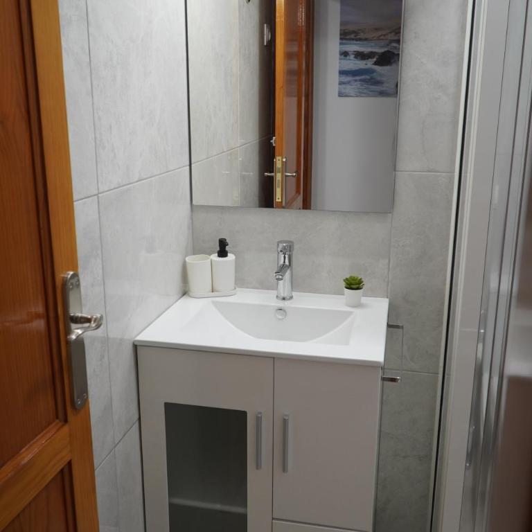 ROSET - Three-Bedroom House - 8