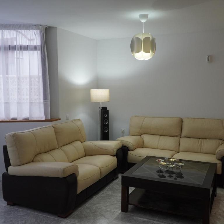 ROSET - Three-Bedroom House - 14
