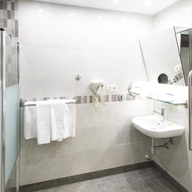 Hotel Albret - Habitación Doble adaptada para personas con discapacidad - 1 o 2 camas - 2