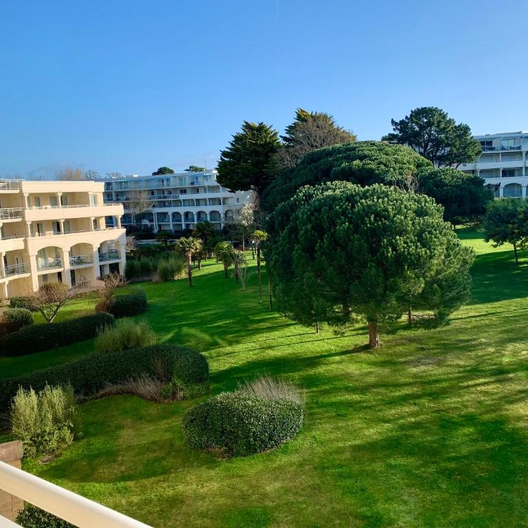 Appartement avec grande terrasse dans un magnifique parc à 5 minutes de la plage - Appartement 2 Chambres - 6