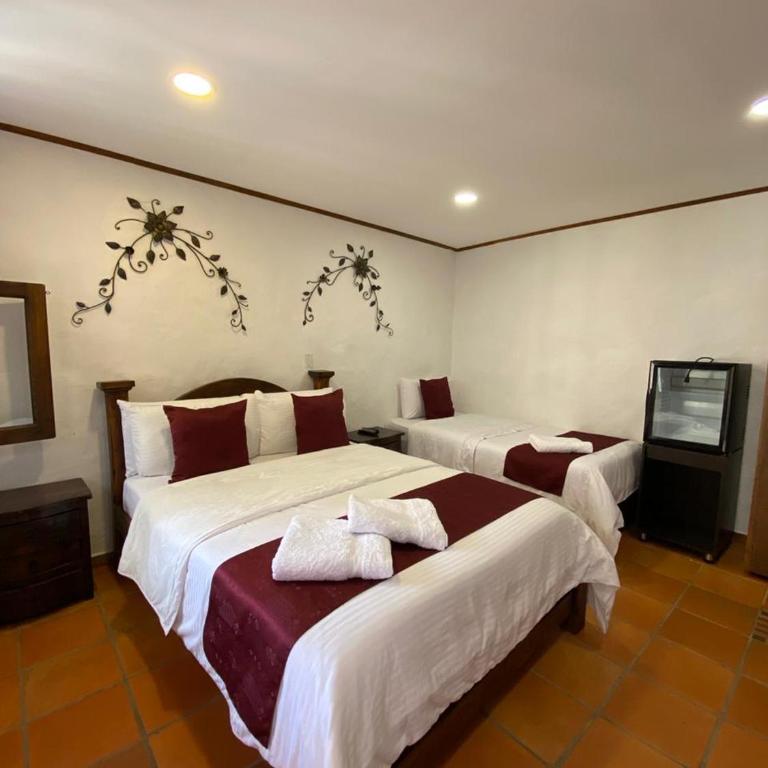 Hotel Casona del Virrey - Habitación Triple con vistas al jardín - 3