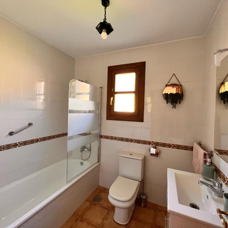Los Robles Andrin - Three-Bedroom House - 19