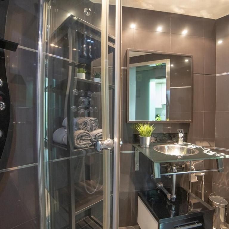 MyHouseSpain - Moderno apartamento a escasos metros del Bernabeu - Apartamento con ducha - 13
