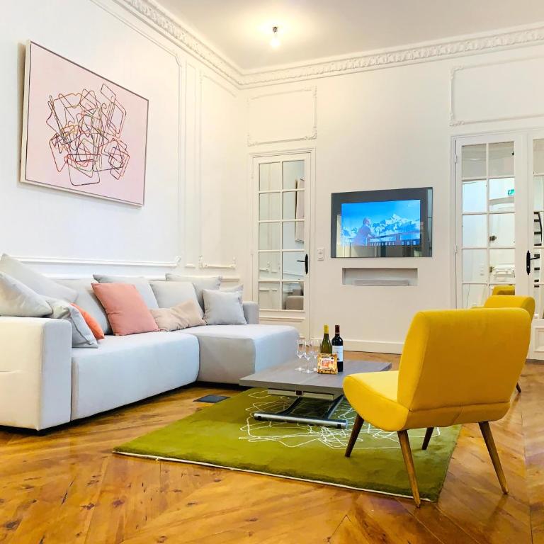 Spacious 2 bedroom apartment Champs Elysees and Golden Triangle - Two-Bedroom Apartment - 1