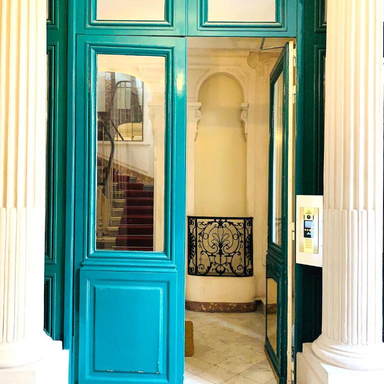 Spacious 2 bedroom apartment Champs Elysees and Golden Triangle - Two-Bedroom Apartment - 17