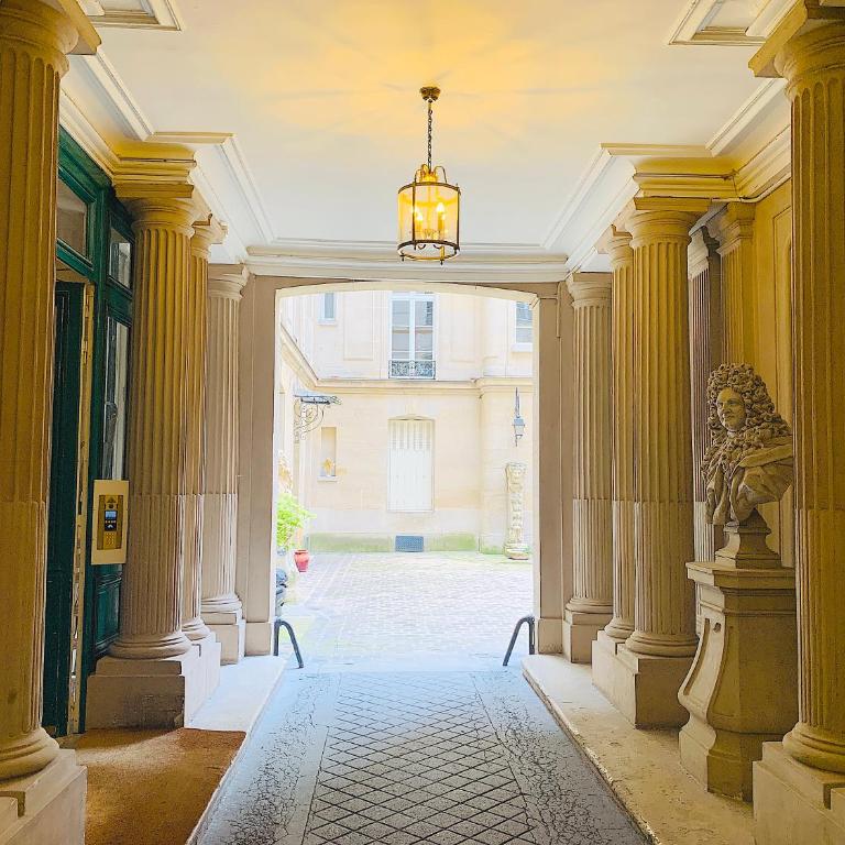 Spacious 2 bedroom apartment Champs Elysees and Golden Triangle - Two-Bedroom Apartment - 16