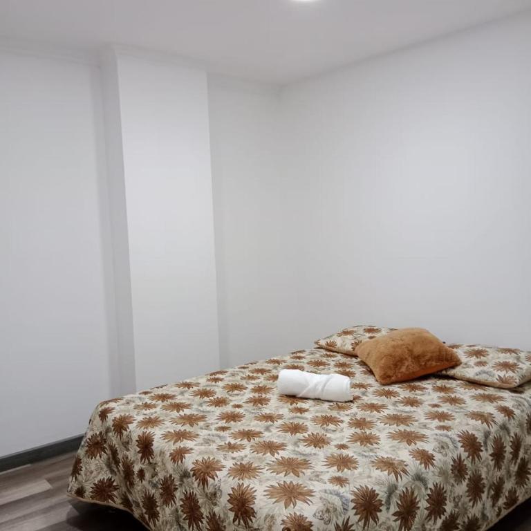 Medellin apartamento en laureles - Three-Bedroom Apartment - 12