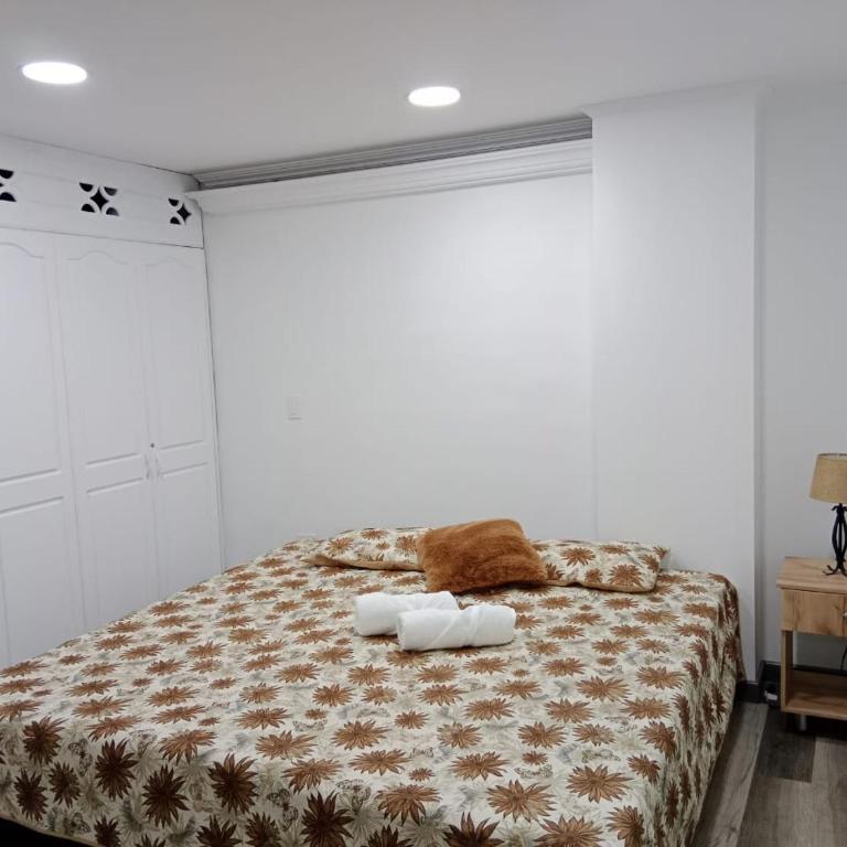 Medellin apartamento en laureles - Three-Bedroom Apartment - 13