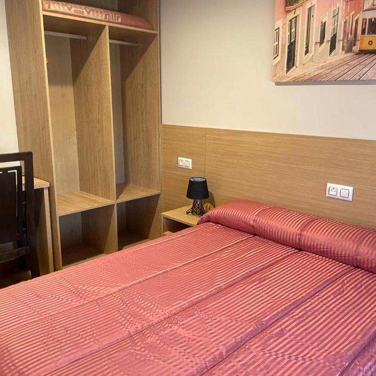 HOSTAL CID - Habitación con cama grande - 9
