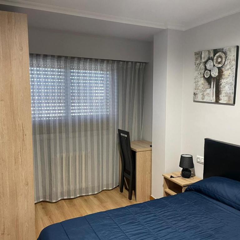 HOSTAL CID - Habitación con cama grande - 7