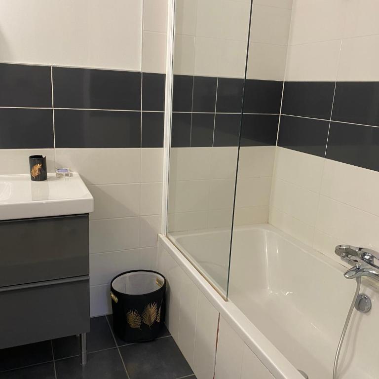 Maison familiale 3 chambres, parking gratuit - Three-Bedroom House - 18