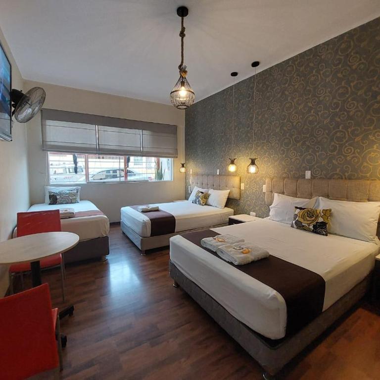 Hostal Atenea - Family Room with Private Bathroom - 1