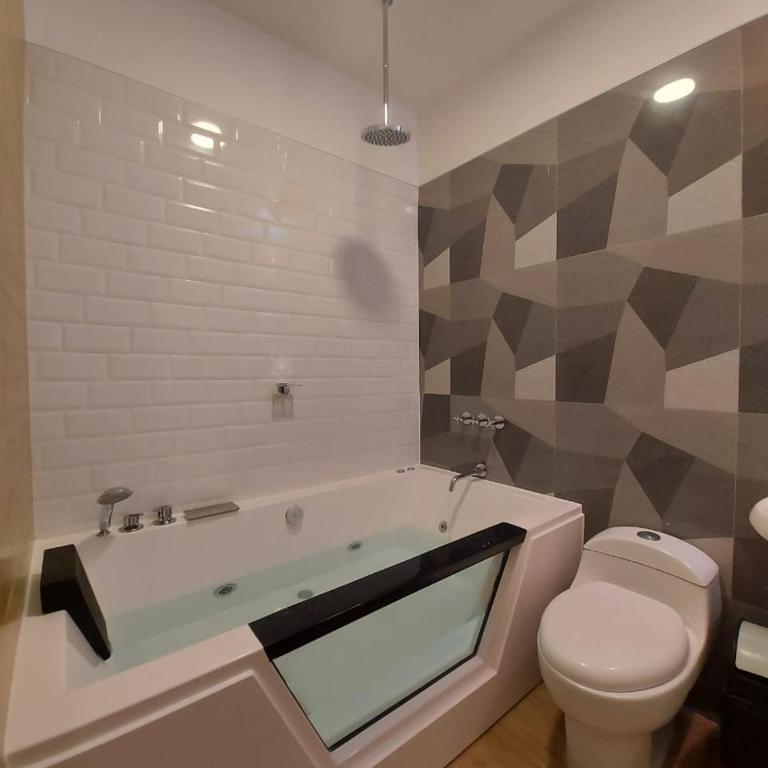 Hostal Atenea - Deluxe Double Room with Balcony - 2