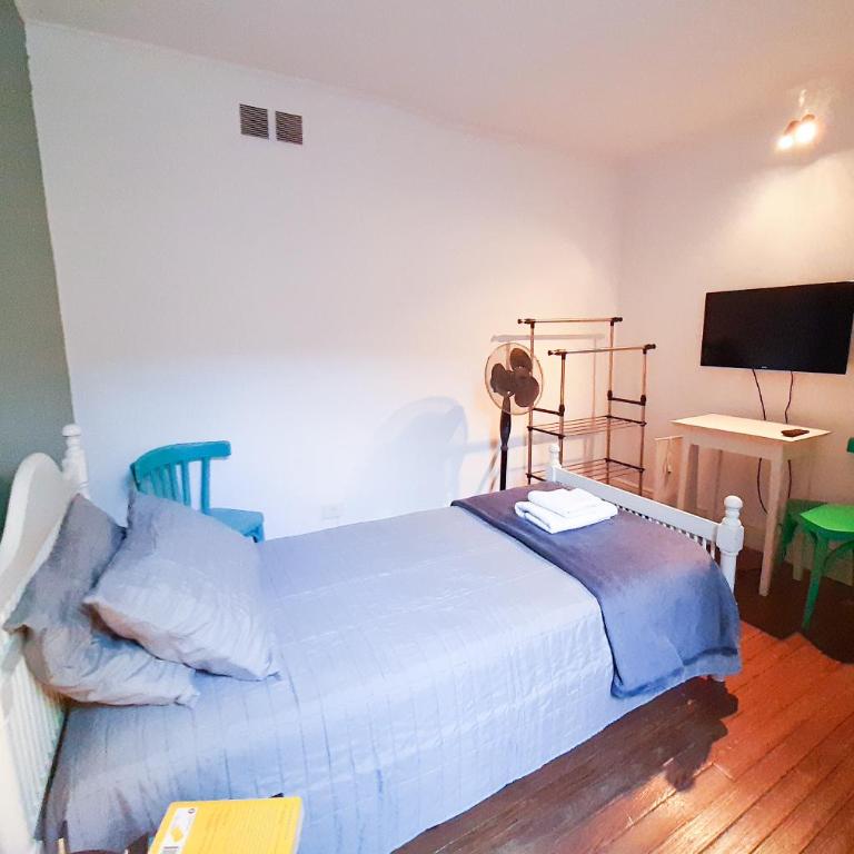 LOPEZ Hostel & Suites - Single Room with Shared Shower and Toilet - 6