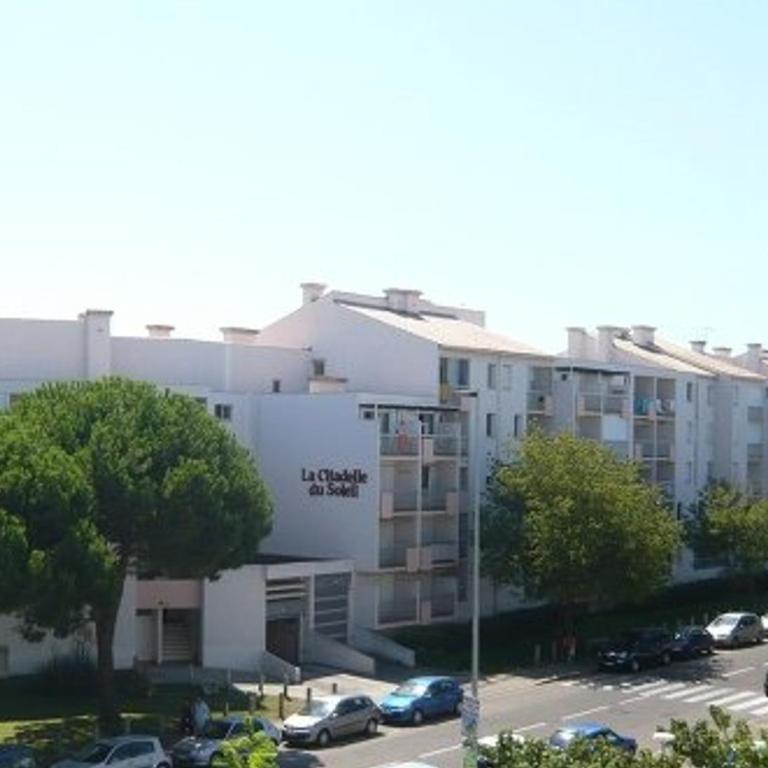 Appartement T2 avec terrasse et parking à 350m de la plage, proche commerces. - FR-1-307-217 - Apartment - 2