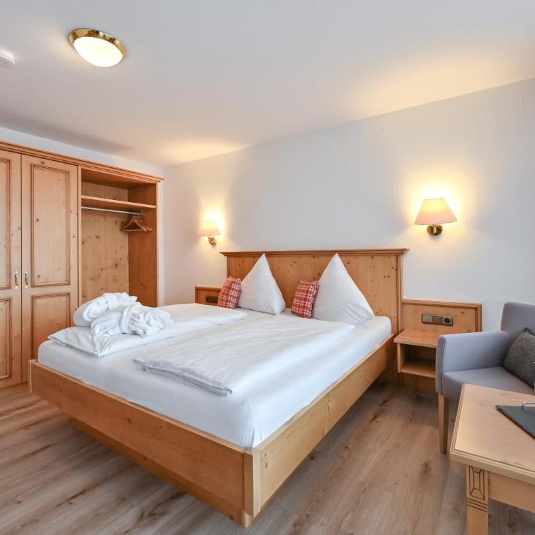 Hartungs Hoteldorf - Doppelzimmer mit Seeblick - 5