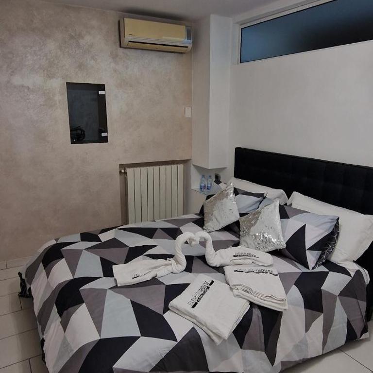 Fashion House Napoli - Apartment with Balcony - 16