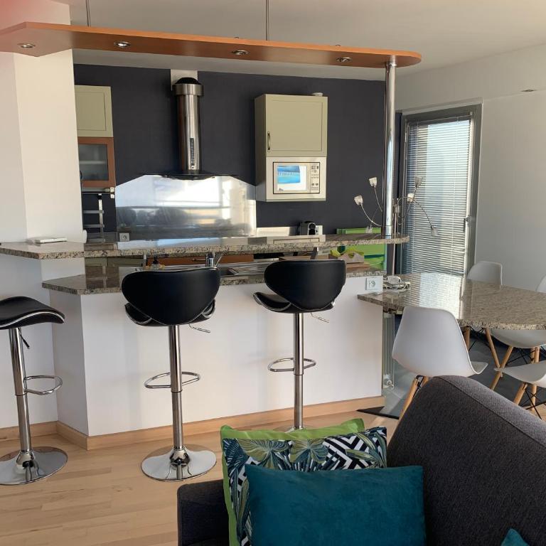 Appt 4 pers, centre-ville tout à pieds, plage 300m, aperçu mer, très calme parking privé, possibilité garage et location vélos électriques - Apartment with Balcony - 11