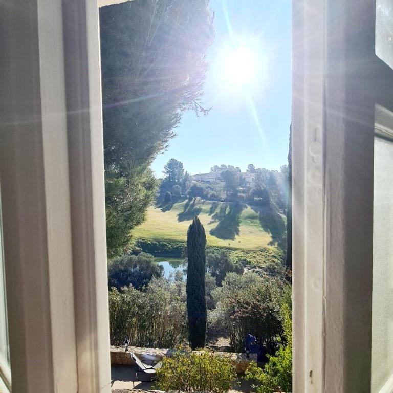 SUPERBE VILLA-DOMAINE AVEC GOLF PISCINE ET TENNIS - Villa 3 Chambres - 44